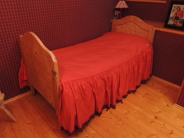A pair of Tyrolean softwood child's beds  (first half of the 20th century)  - Auction Tyrolean furniture from Villa Regina in Dobbiaco - Maison Bibelot - Casa d'Aste Firenze - Milano