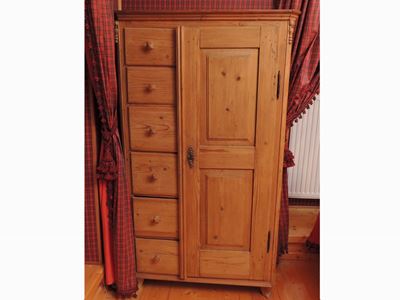 Piccolo Armadio Tirolese in Legno Tenero