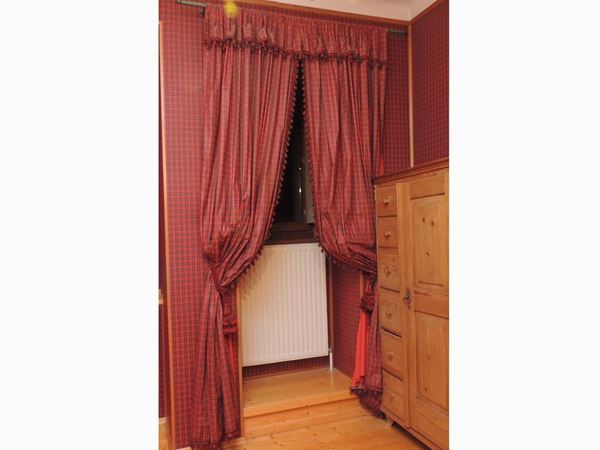 Two pairs of tartan fabric curtains  - Auction Tyrolean furniture from Villa Regina in Dobbiaco - Maison Bibelot - Casa d'Aste Firenze - Milano