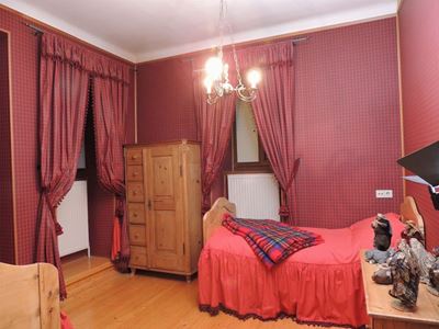 Tappezzeria per Camera da Letto in Tessuto Scozzese nei Toni del Rosso e del Verde