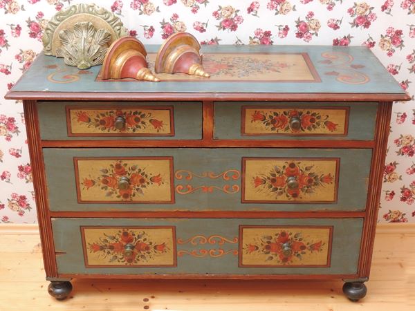 A small Tyrolean painted chest of drawers  (early 20th century)  - Auction Tyrolean furniture from Villa Regina in Dobbiaco - Maison Bibelot - Casa d'Aste Firenze - Milano