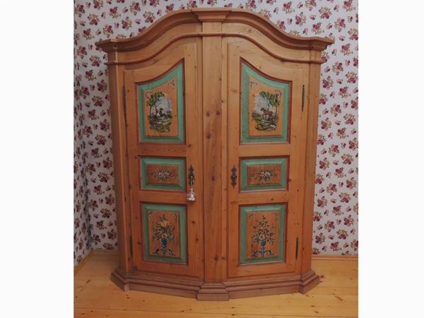 A Tyrolean softwood painted wardrobe  (20th century)  - Auction Tyrolean furniture from Villa Regina in Dobbiaco - Maison Bibelot - Casa d'Aste Firenze - Milano