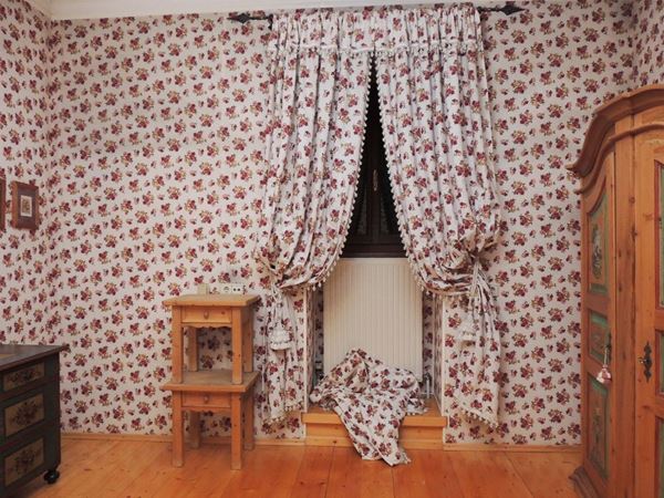 A bedroom floreal fabric tapestry  - Auction Tyrolean furniture from Villa Regina in Dobbiaco - Maison Bibelot - Casa d'Aste Firenze - Milano