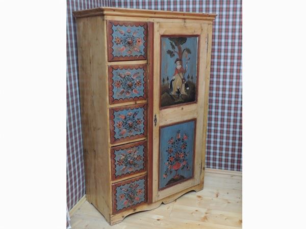 Piccolo armadio tirolese in legno tenero dipinto