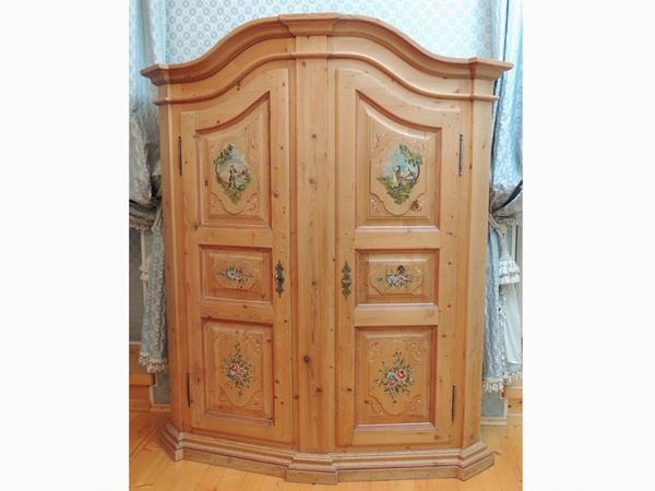 A tyrolean painted softwood wardrobe  (20th century)  - Auction Tyrolean furniture from Villa Regina in Dobbiaco - Maison Bibelot - Casa d'Aste Firenze - Milano
