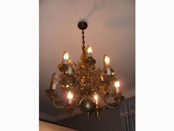 A brass Flemish style chandelier  - Auction Tyrolean furniture from Villa Regina in Dobbiaco - Maison Bibelot - Casa d'Aste Firenze - Milano