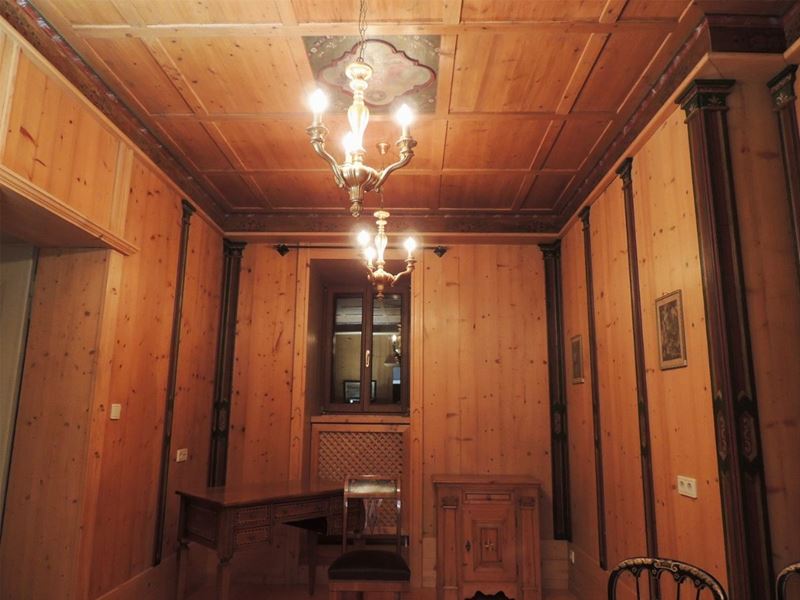 Boiserie Tirolese in Legno di Abete in Parte Dipinto