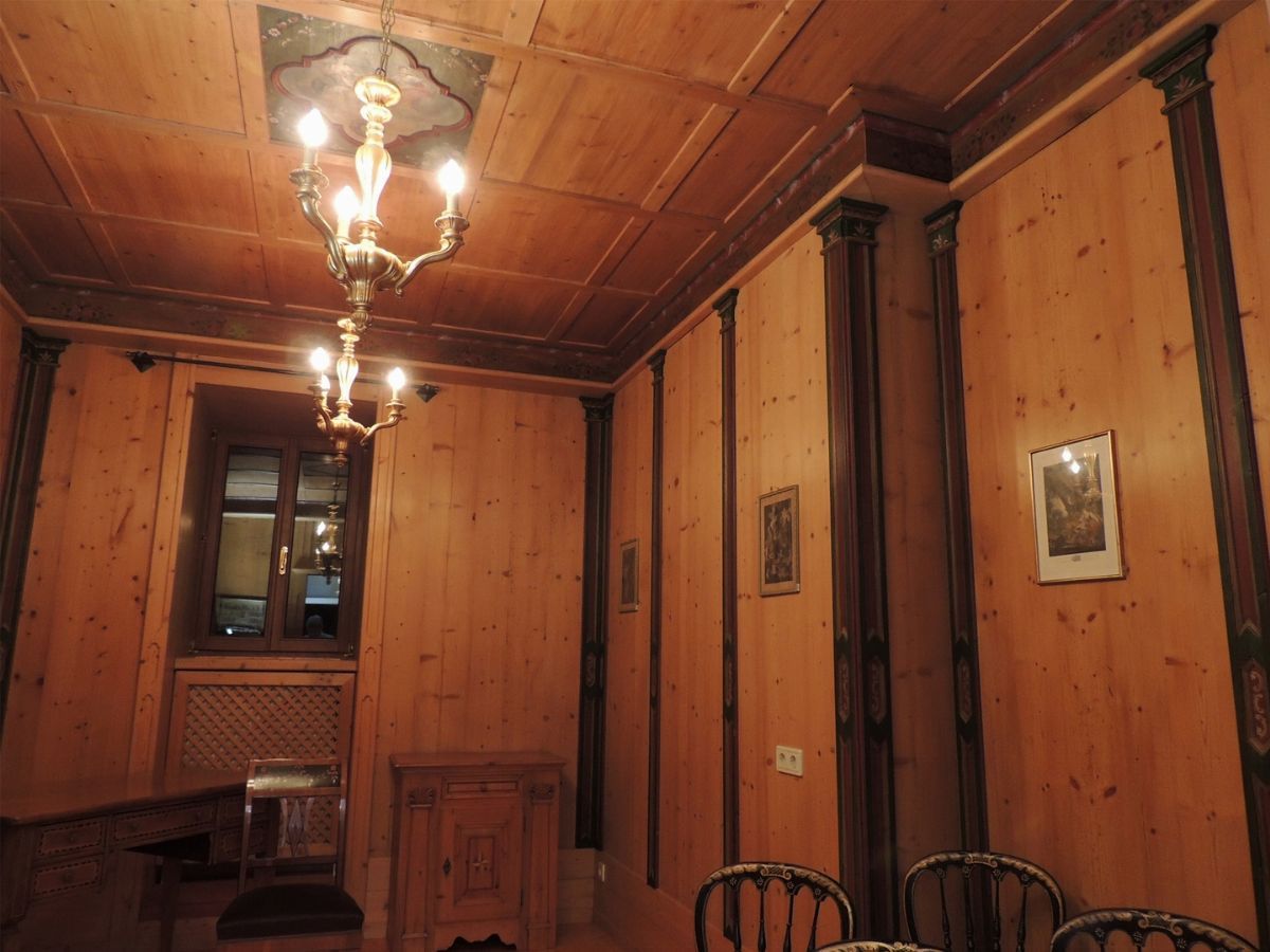 Boiserie Tirolese in Legno di Abete in Parte Dipinto