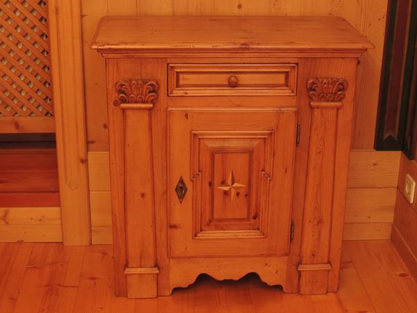 A small Tyrolean softwood cabinet  (early 20th century)  - Auction Tyrolean furniture from Villa Regina in Dobbiaco - Maison Bibelot - Casa d'Aste Firenze - Milano
