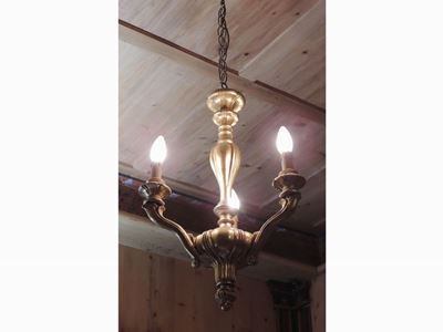 Coppia di Piccoli Lampadari in Legno Intagliato e Dorato
