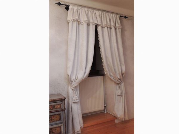 Serie di tre coppie di tende in tessuto bianco  - Asta Arredi tirolesi di Villa Regina a Dobbiaco - Maison Bibelot - Casa d'Aste Firenze - Milano