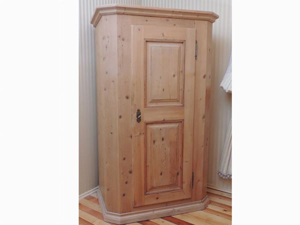 A Tyrolean softwood wardrobe  (20th century)  - Auction Tyrolean furniture from Villa Regina in Dobbiaco - Maison Bibelot - Casa d'Aste Firenze - Milano