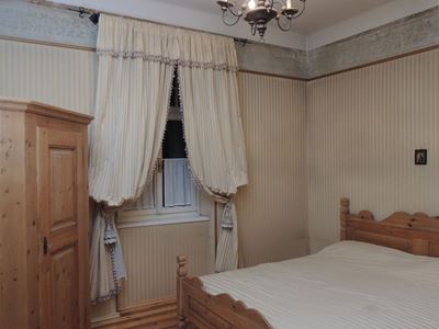 Tappezzeria per Camera da Letto in Tessuto Rigato nei Toni del Giallo