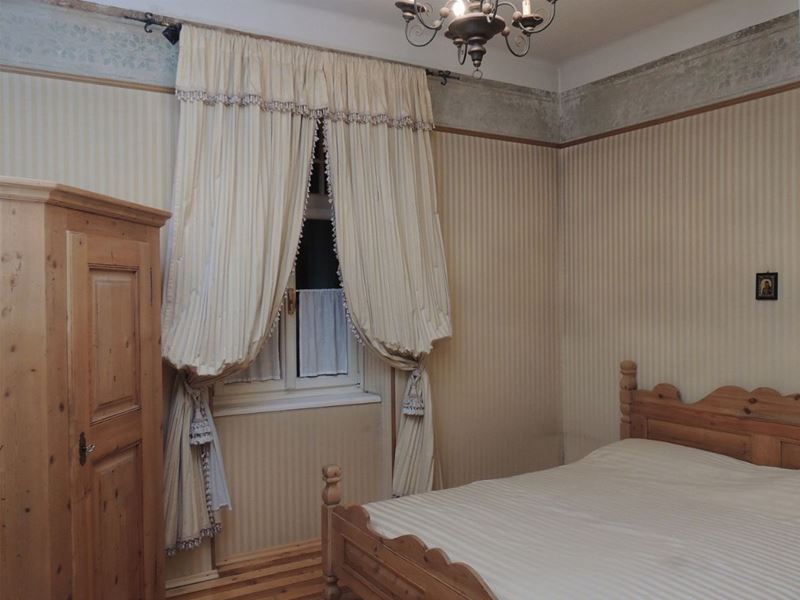 Tappezzeria per Camera da Letto in Tessuto Rigato nei Toni del Giallo