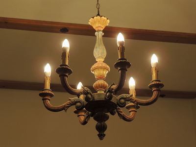 Coppia di Lampadari in Legno Intagliato e Laccato