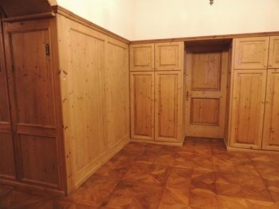 Boiserie in Legno Tenero per Stanza di Ingresso