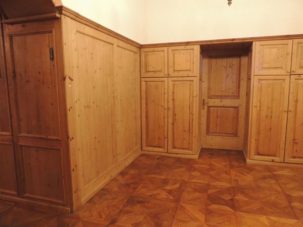 Boiserie in legno tenero per stanza di ingresso