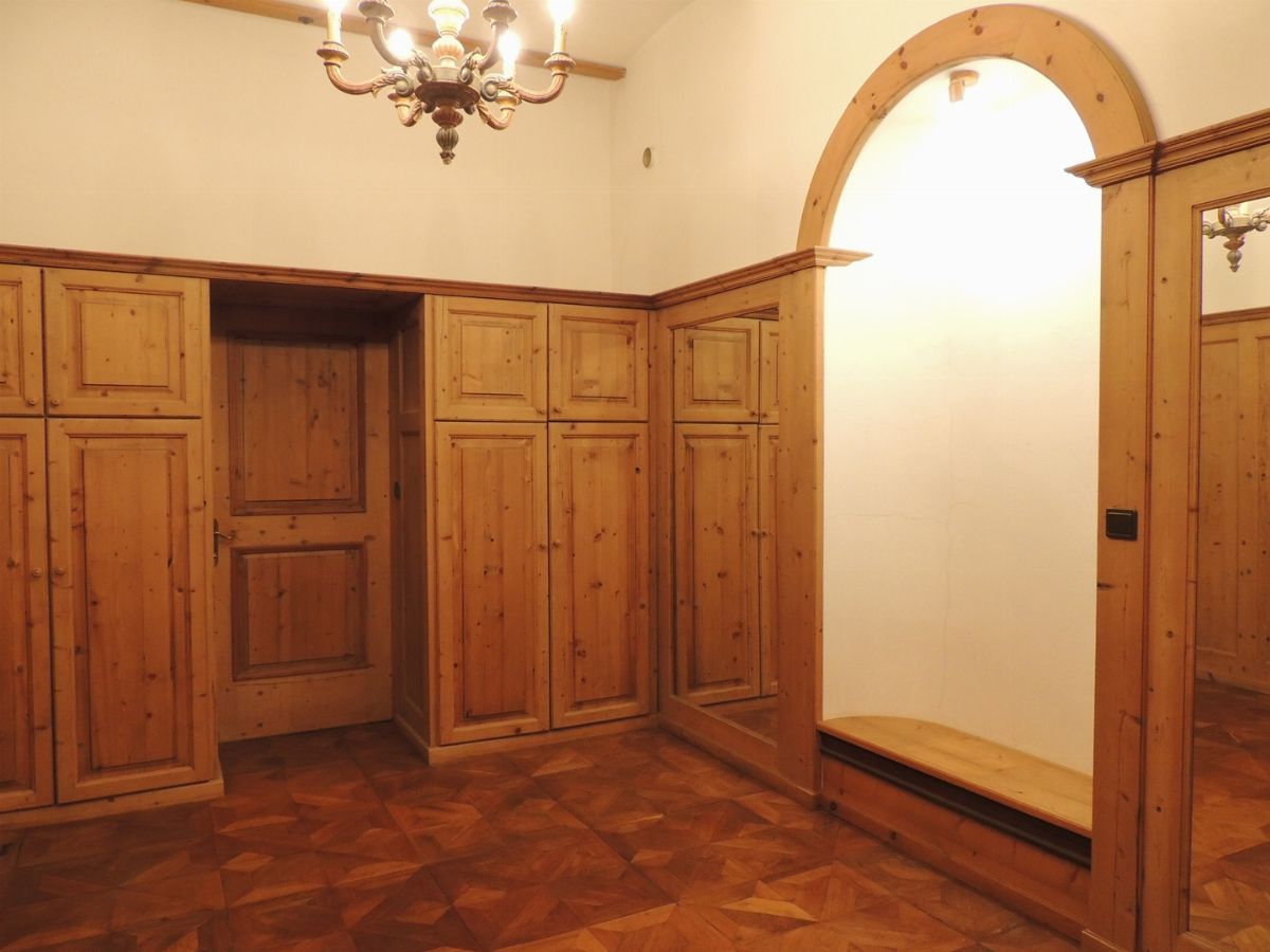 Boiserie in Legno Tenero per Stanza di Ingresso