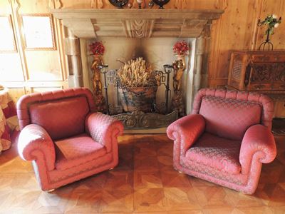 Coppia di Poltrone Imbottite e Rivestite in Tessuto Damascato nei Toni del Rosso Rubino e del Ver...