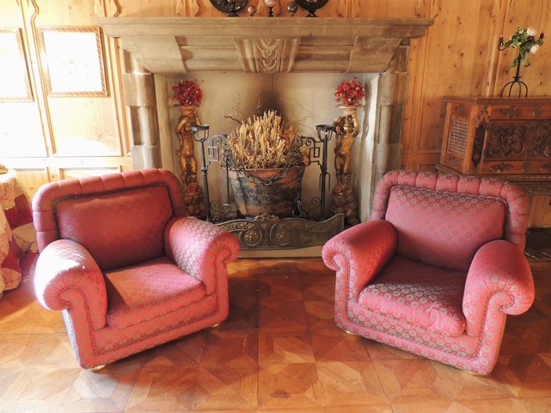 Coppia di Poltrone Imbottite e Rivestite in Tessuto Damascato nei Toni del Rosso Rubino e del Ver...