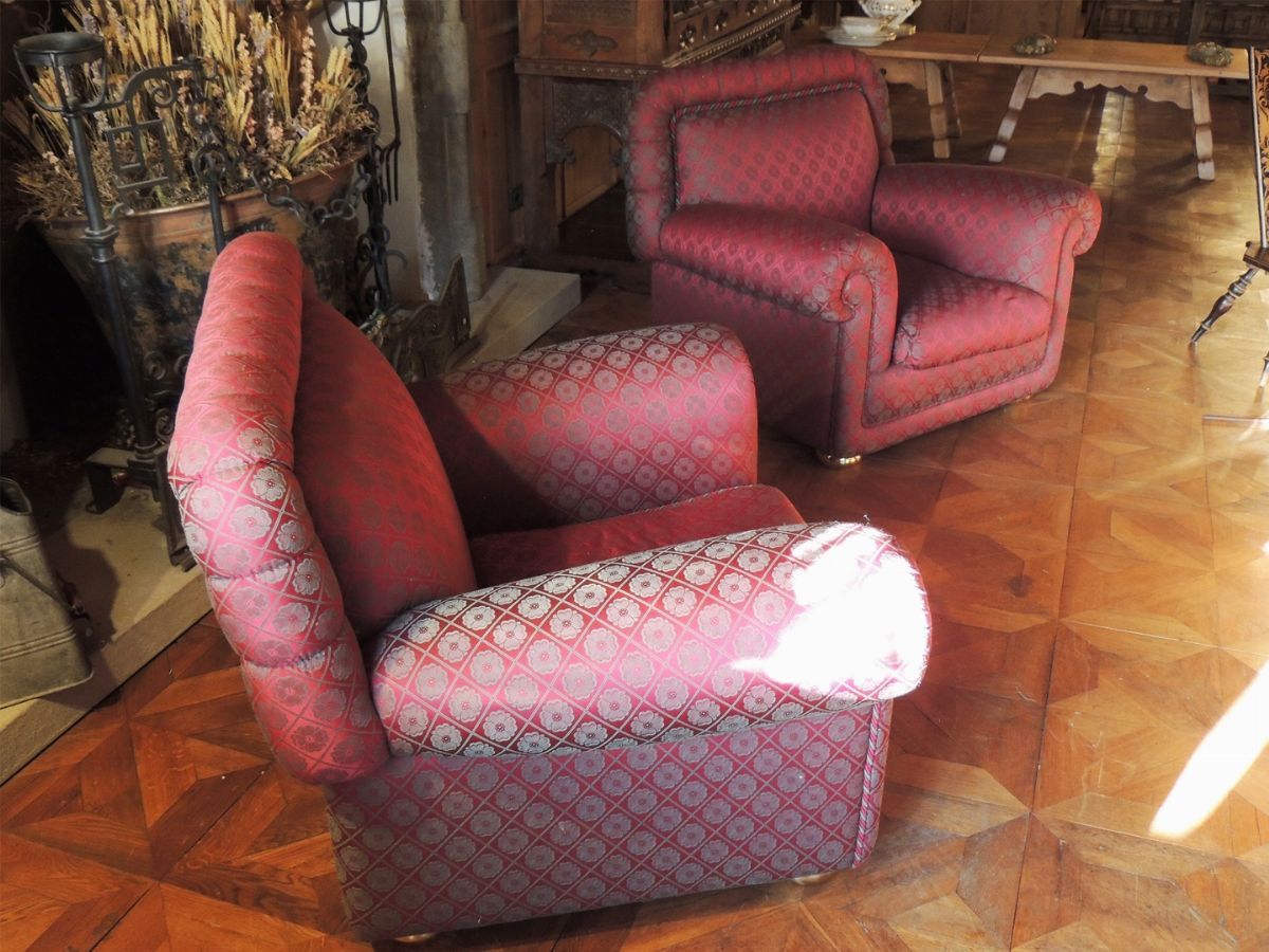 Coppia di Poltrone Imbottite e Rivestite in Tessuto Damascato nei Toni del Rosso Rubino e del Ver...