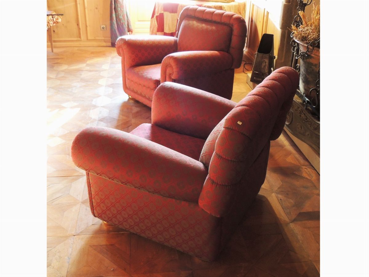 Coppia di Poltrone Imbottite e Rivestite in Tessuto Damascato nei Toni del Rosso Rubino e del Ver...