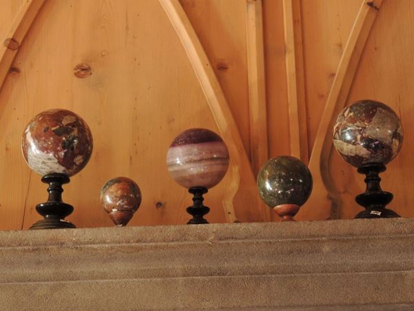 Cinque sfere decorative in varie tipologie di marmo