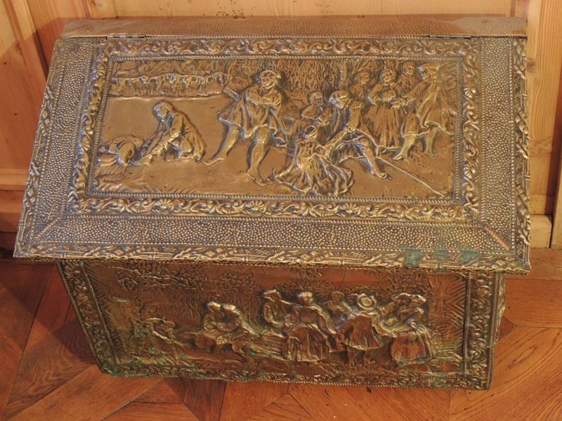 Cassina Portalegna Rivestita in Metallo Sbalzato