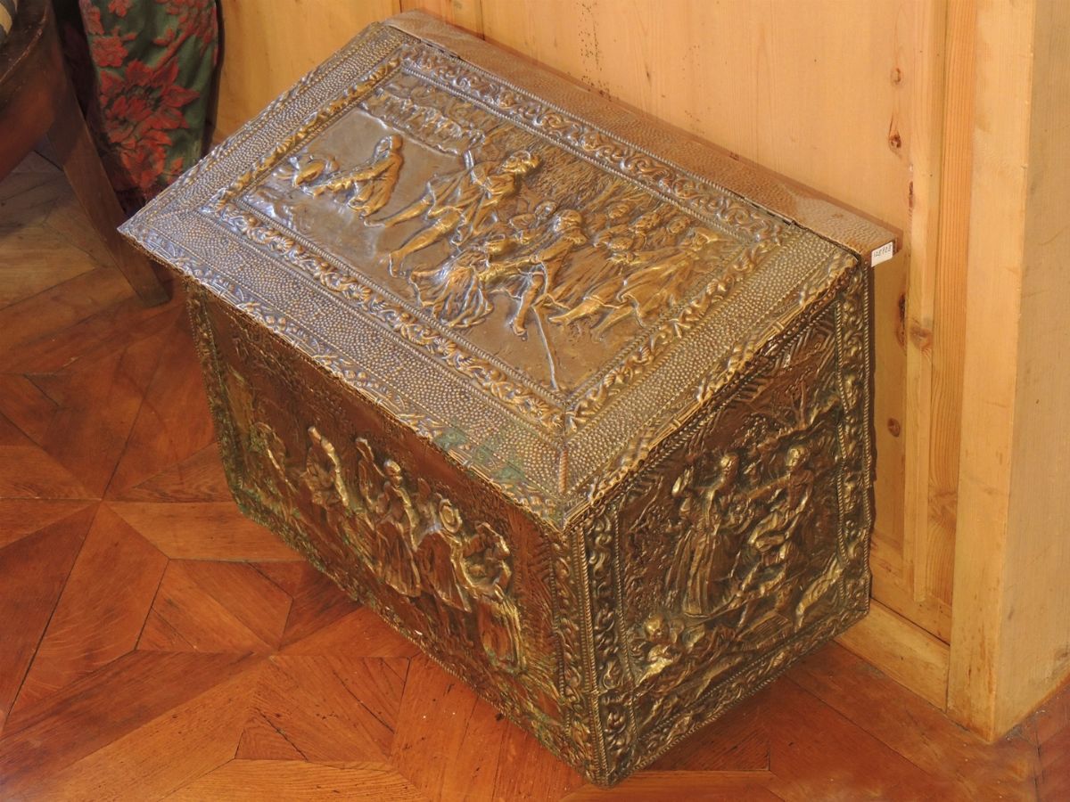 Cassina Portalegna Rivestita in Metallo Sbalzato