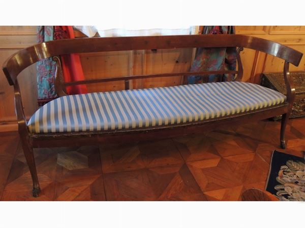 A walnut bench sofa  (Tuscany, late 18th centruy)  - Auction Tyrolean furniture from Villa Regina in Dobbiaco - Maison Bibelot - Casa d'Aste Firenze - Milano