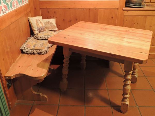 Tavolo tirolese in legno tenero con panca ad angolo