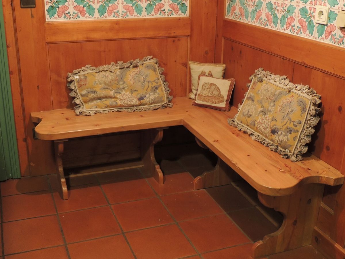 Tavolo Tirolese in Legno Tenero con Panca Ad Angolo