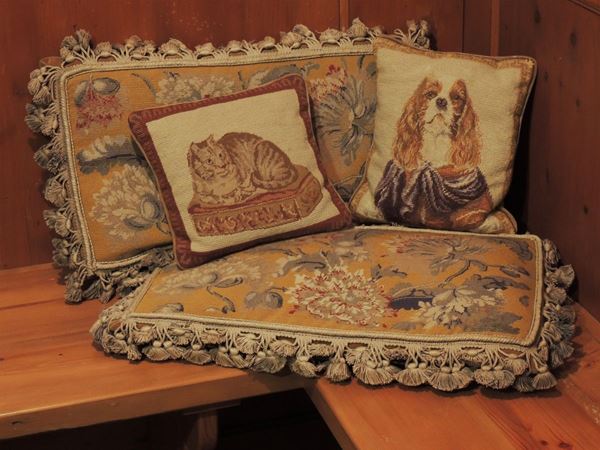 Quattro cuscini ricamati a piccolo punto  - Asta Arredi tirolesi di Villa Regina a Dobbiaco - Maison Bibelot - Casa d'Aste Firenze - Milano