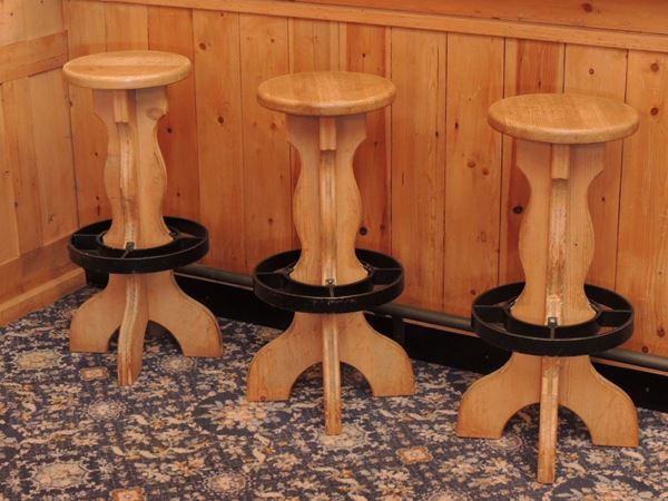 Three softwood high stools  - Auction Tyrolean furniture from Villa Regina in Dobbiaco - Maison Bibelot - Casa d'Aste Firenze - Milano