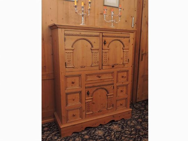 A Tyrolean firwood cupboard  (20th century)  - Auction Tyrolean furniture from Villa Regina in Dobbiaco - Maison Bibelot - Casa d'Aste Firenze - Milano