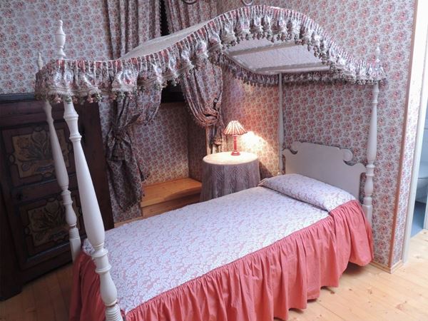 A girl canopy wooden bed