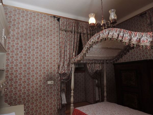 Tappezzeria in cotone fiorito per camera da letto