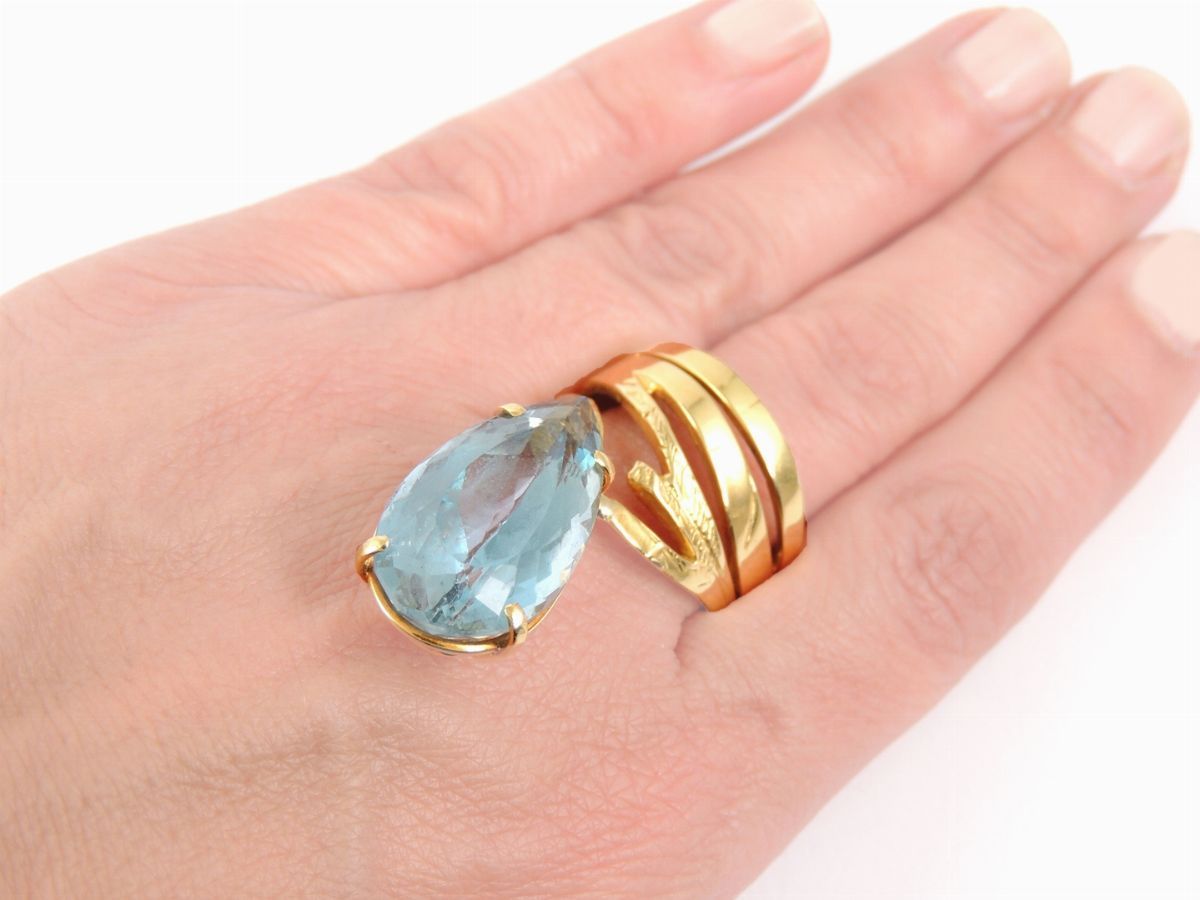 Demi Parure Girocollo Semirigido e Anello in Oro Giallo e Topazi Azzurri