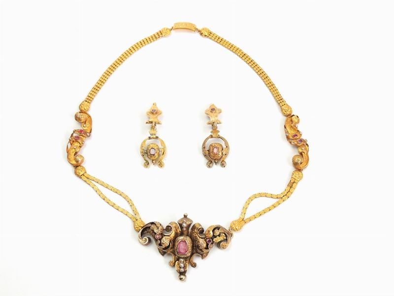 Demi Parure Girocollo e Orecchini Pendenti in Oro Giallo a Bassa Lega, Rubini e Microperle