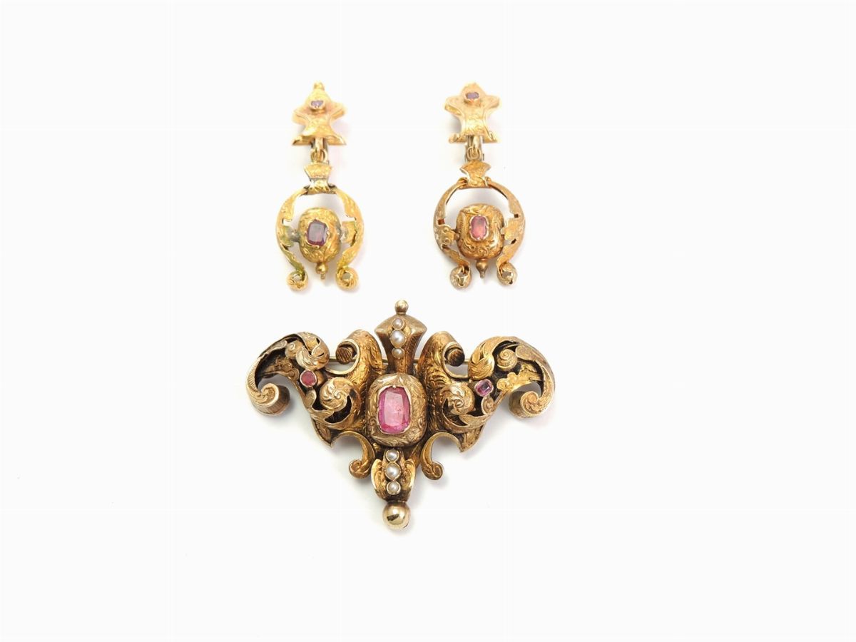 Demi Parure Girocollo e Orecchini Pendenti in Oro Giallo a Bassa Lega, Rubini e Microperle