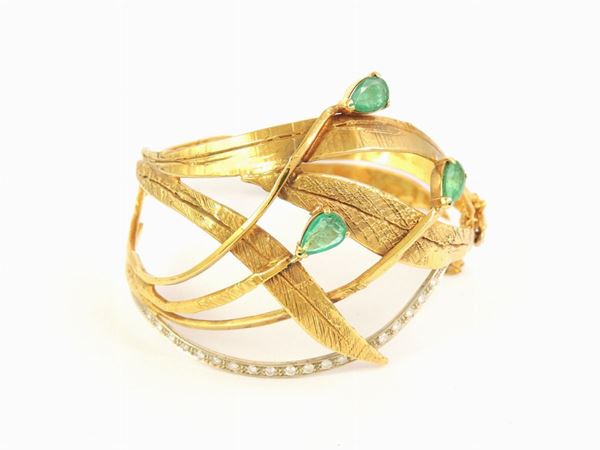 Yellow gold bangle with diamonds and emeralds