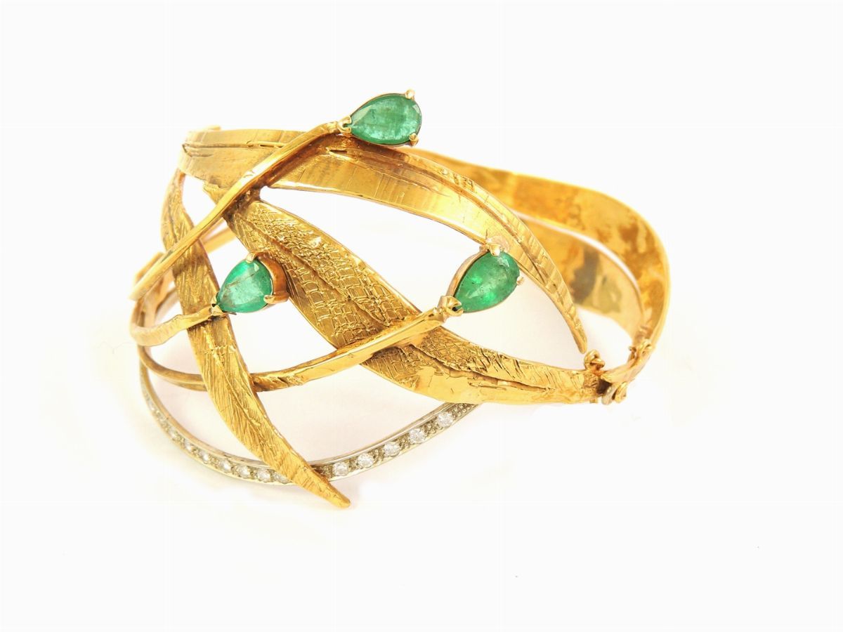 Bracciale Rigido in Oro Giallo con Diamanti e Smeraldi