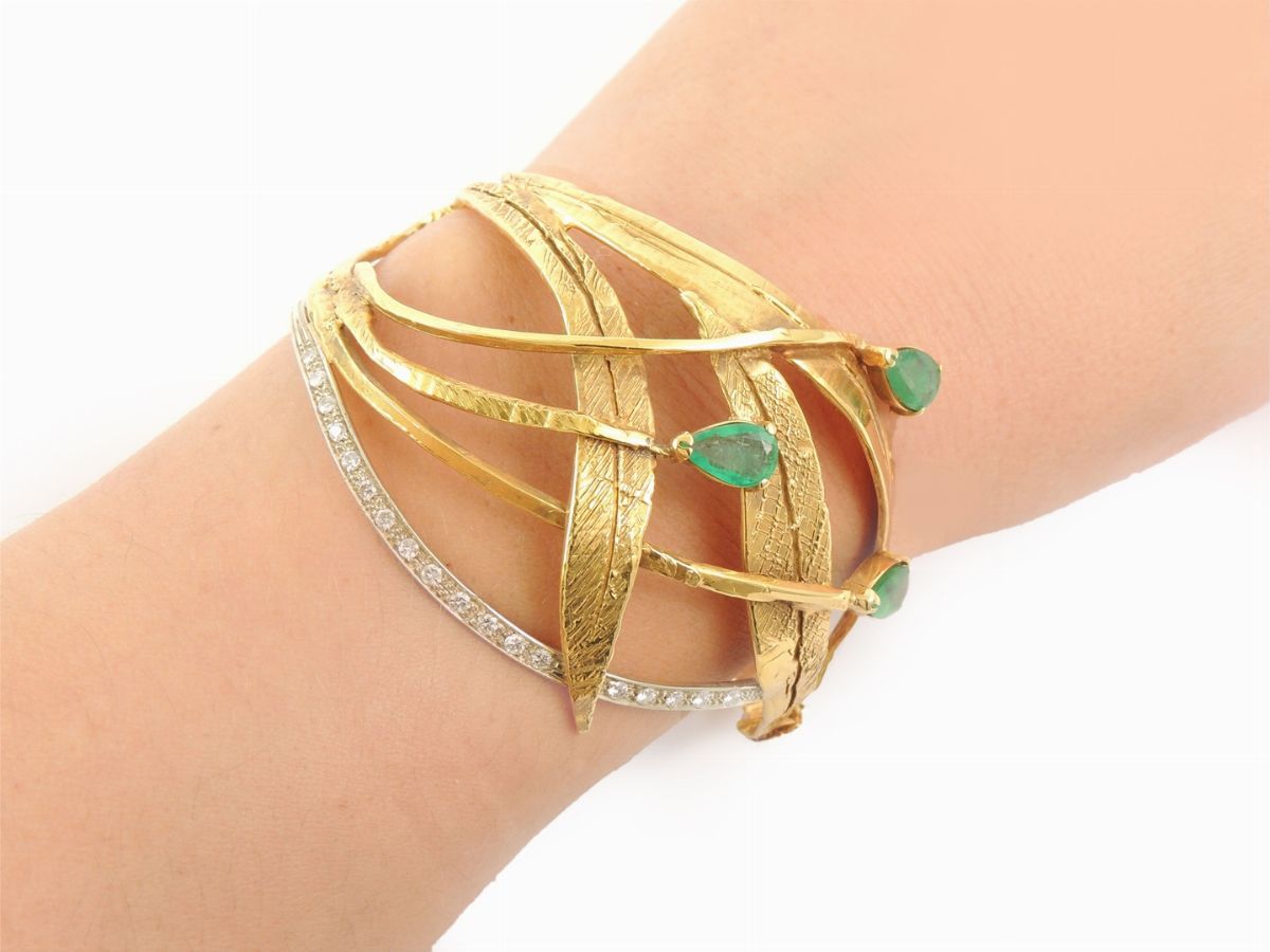 Bracciale Rigido in Oro Giallo con Diamanti e Smeraldi