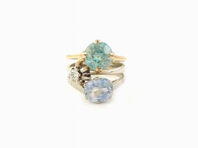 Anello in Oro Giallo e Bianco con Diamante, Zaffiro e Zircone Azzurro