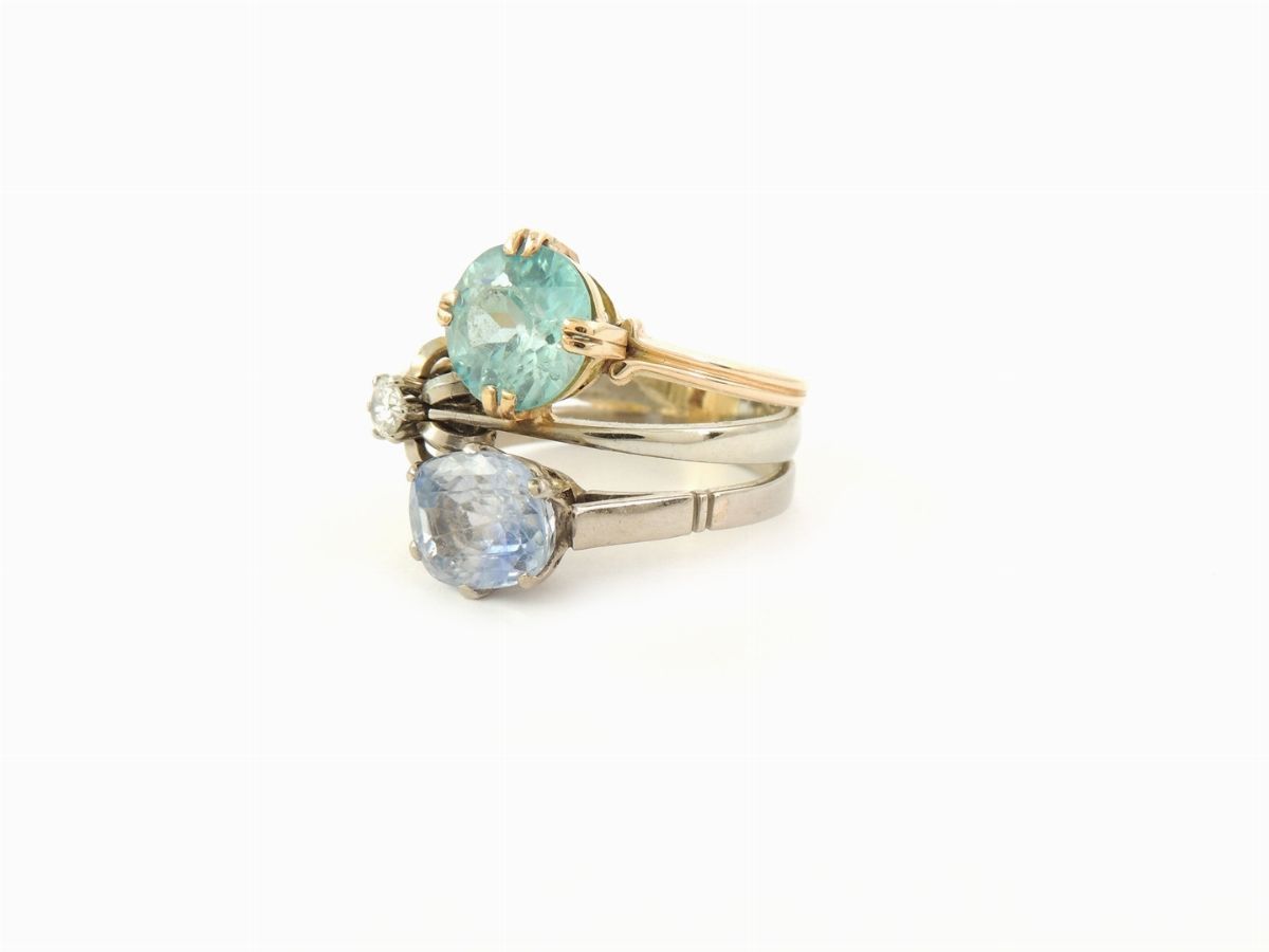 Anello in Oro Giallo e Bianco con Diamante, Zaffiro e Zircone Azzurro