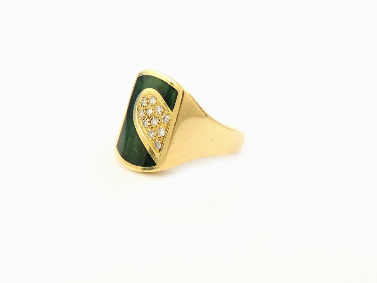 Anello a Fascia in Oro Giallo, Diamanti e Smalto Verde