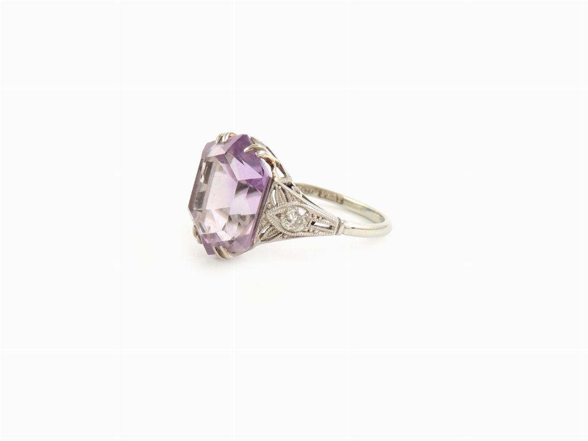 Anello in Platino con Diamanti e Quarzo Ametista