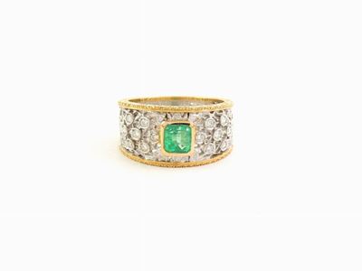 Anello a Fascia in Oro Bianco e Giallo con Diamanti e Smeraldo