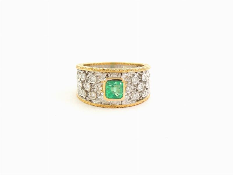 Anello a Fascia in Oro Bianco e Giallo con Diamanti e Smeraldo