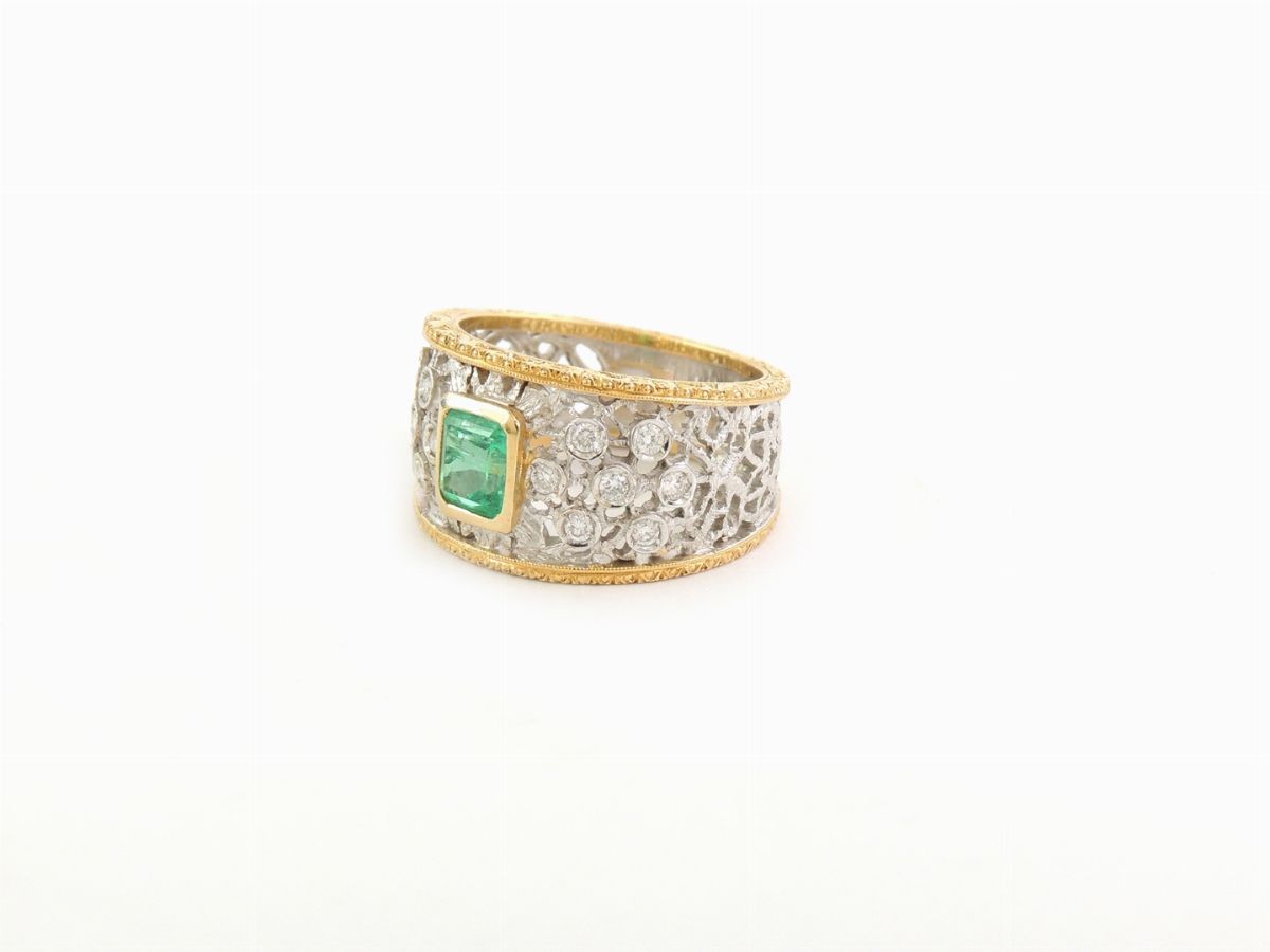Anello a Fascia in Oro Bianco e Giallo con Diamanti e Smeraldo